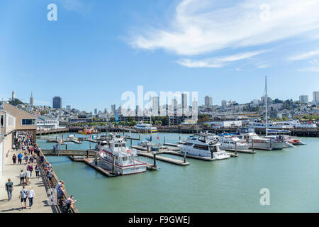 Mehrere Boote angedockt am Pier 39, San Francisco, Kalifornien Stockfoto