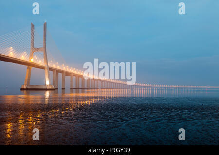 Nebligen Abend bei Vasco da Gama Bridge in Lissabon, Portugal. Stockfoto