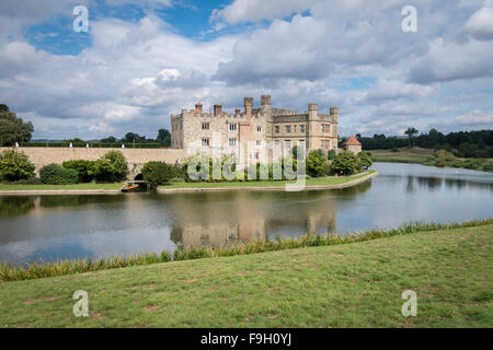 LEEDS CASTLE, KENT, UK, 21. August 2015 - Blick auf die Burg von über den Graben Stockfoto