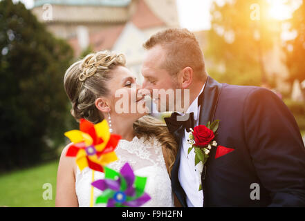 Genießen Sie romantische Momente vor einem Schloss junge Hochzeitspaar Stockfoto