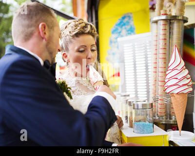 Schöne junge Hochzeitspaar Eis Stockfoto