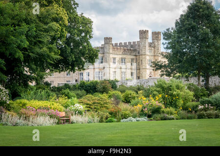 Gärten von Leeds Castle mit der Burg in der Ferne Stockfoto