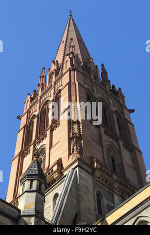St. Pauls-Kathedrale in Melbourne, Victoria, Australien an einem sonnigen Sommertag. Stockfoto