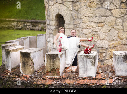 Genießen Sie romantische Momente vor einem Schloss junge Hochzeitspaar Stockfoto