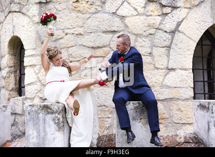 Genießen Sie romantische Momente vor einem Schloss junge Hochzeitspaar Stockfoto