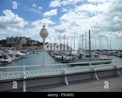 Ein überwältigendes Bild Torquey Hafen mit klassischen englischen Küste Sitzgelegenheiten im Vordergrund. Stockfoto