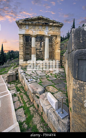 Die Schatzkammer der Athener in Delphi Ausgrabungsstätte in Fokida Region, Zentral-Griechenland Stockfoto