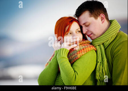 Glücklich in der Liebe mit seiner schwangeren Frau außerhalb in Winterlandschaft. Stockfoto