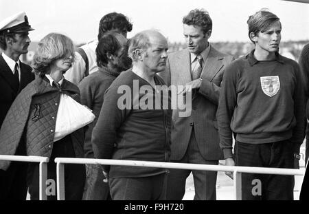 AJAXNETPHOTO. 16. August 1979. PLYMOUTH, ENGLAND. -FASTNET ENDE - FRAU (L-R) UND MAJOR MORETON, GERETTET AUS DER YACHT POLAR BÄR MIT ANDEREN ÜBERLEBENDEN DER KATASTROPHE AUF DEM DECK DER NIEDERLÄNDISCHEN MARINE FREGATTE OVERIJSSEL YACHTING, ALS DAS SCHIFF IN DEVONPORT ANGEDOCKT.  FOTO: JONATHAN EASTLAND/AJAX. REF: 791608 1 XV Stockfoto