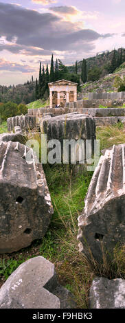 Die Schatzkammer der Athener in Delphi Ausgrabungsstätte in Fokida Region, Zentral-Griechenland Stockfoto