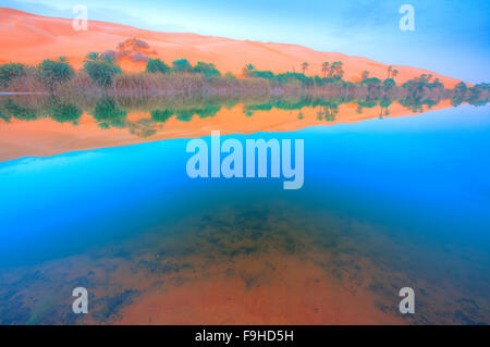 Umm-al-Maa See Reflexionen, Sahara Wüste, Libyen Ubari Seen, Sandmeer, natürlichen Salzseen in Shara Innenraum Stockfoto