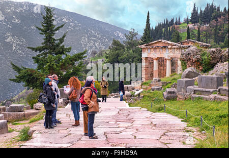 Die Schatzkammer der Athener in Delphi Ausgrabungsstätte in Fokida Region, Zentral-Griechenland Stockfoto