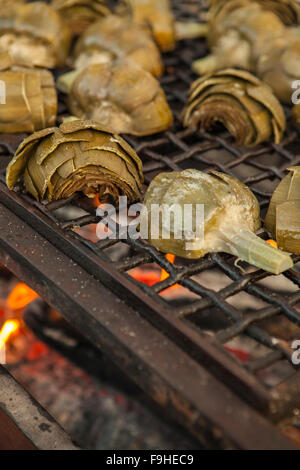 Artischocken sind gegrillt auf einem BBQ, BBQ Bootcamp, Alisal Guest Ranch, Solvang, Kalifornien Stockfoto