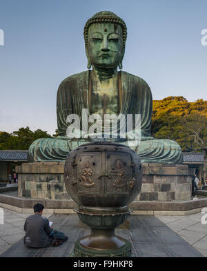 DAIBUTSU [GROßE BUDDHA] (1252 N. CHR.) KAMAKURA JAPAN Stockfoto