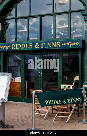 Rätsel und Finnen, Champagner & Austernbar, Brighton, Sussex, UK Stockfoto