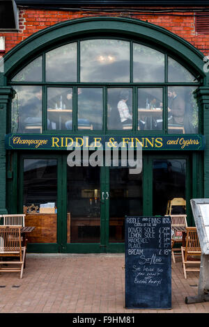 Rätsel und Finnen, Champagner & Austernbar, Brighton, Sussex, UK Stockfoto