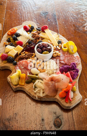 Schwein-förmigen Wurstwaren Board mit Käse, Fleisch, eingelegtes Gemüse, Marmelade, Nüssen, Obst, Oliven und Crostini, saftigen Cafe Stockfoto