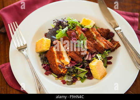 Buttermilch gebratene Hähnchen-Salat, saftige Cafe, Solvang, Kalifornien Stockfoto