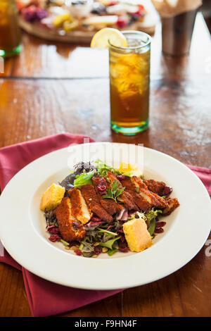 Buttermilch gebratene Hähnchen-Salat und Eistee, saftigen Cafe, Solvang, Kalifornien Stockfoto