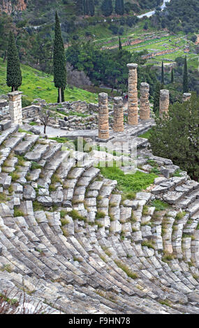 Der Tempel des Apollo und das antike Theater in Delphi archäologische Stätte in Fokida Region, Zentral-Griechenland Stockfoto