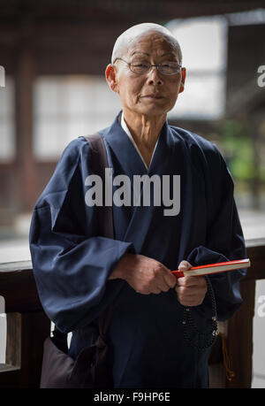 BUDDHISTISCHER MÖNCH IN MEDITATION, MAMPUKU-TEMPEL (1661), KYOTO, JAPAN Stockfoto