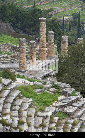 Der Tempel des Apollo und das antike Theater in Delphi archäologische Stätte in Fokida Region, Zentral-Griechenland Stockfoto