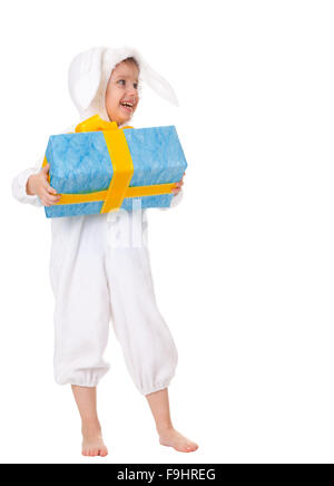 Kleiner Junge in einem Ostern Hase Costum hält ein Geschenk mit blauem Packpapier und ein goldenes Band. Stockfoto