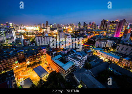 Blick auf Bezirk Ratchathewi in der Dämmerung, in Bangkok, Thailand. Stockfoto