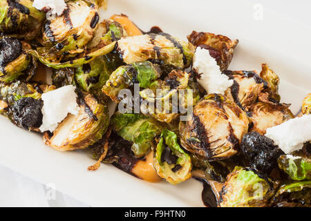 knusprige Rosenkohl mit geräucherter Paprika Aioli, getrocknete Kirschen, Ziegenkäse und Balsamico-Reduktion, Ocean Grill, Avila Beach, Stockfoto