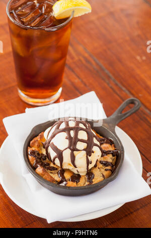 Pfanne-Cookie mit Vanille-Eis und Eis-Tee, Ocean Grill, Avila Beach, Kalifornien Stockfoto