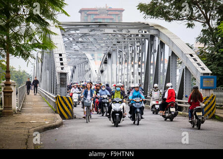 Motorräder vorbei über Truong Tien Brücke in Hue, Vietnam. Stockfoto