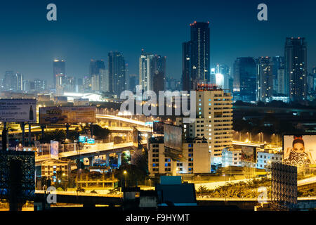 Blick auf die Wolkenkratzer in der Nacht in Bangkok, Thailand. Stockfoto