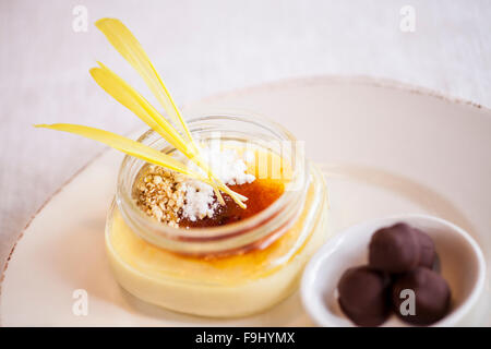 Film Snacks Dessert Crème Brulée und Milch Blindgänger, Barbareno Restaurant, Santa Barbara, Kalifornien Stockfoto