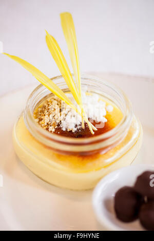 Film Snacks Dessert Crème Brulée und Milch Blindgänger, Barbareno Restaurant, Santa Barbara, Kalifornien Stockfoto