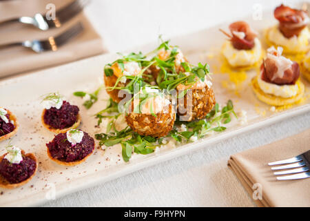 Koch Platte Vorspeise Sampler von Eggamuffin, Rüben Torten in Parmesan Gebäck Schale und Ranchero scotch Eiern, Barbareno Restaurant Stockfoto