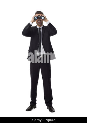 Geschäftsmann, schauen durch ein Fernglas Full Length Portrait isoliert auf weißem Hintergrund Stockfoto