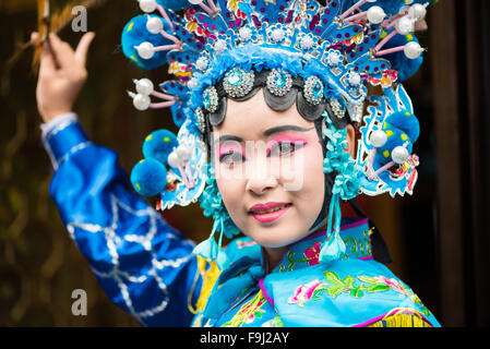 Chengdu, Provinz Sichuan, China - 11. Dezember 2015: Porträt einer jungen Frau in Sichuan Oper Tracht gekleidet. Stockfoto