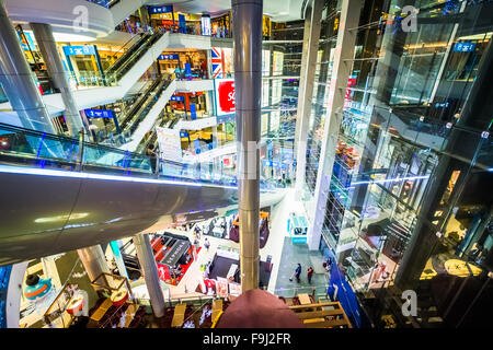 Innenraum der Terminal 21 Mall in Bangkok, Thailand. Stockfoto