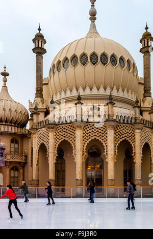 Junge Leute Skaten auf der Eisbahn außerhalb des Royal Pavilion, Brighton, Sussex, UK Stockfoto