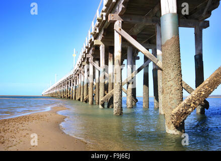 eine lange Pier in Hervey Bay, Australien Stockfoto