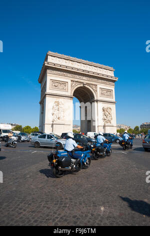 Drei Gendarmerie auf Motorrädern, militärische Personal mit Polizeiaufgaben, Patrouille, Reiten rund um den Arc de Triomphe-Verkehr Stockfoto