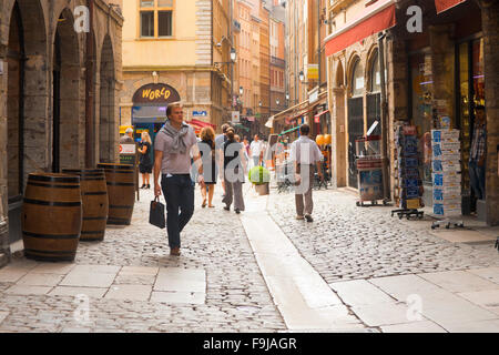 Käufer auf der wichtigsten Fußgängerzone Einkaufs Straße mit Kopfsteinpflaster, Rue Saint-Jean in der Altstadt Vieux Lyon Stockfoto