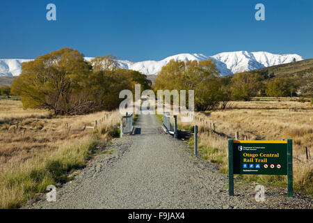 Otago Central Rail Trail im Ida-Tal und Schnee auf Ida Range, Central Otago, Südinsel, Neuseeland Stockfoto