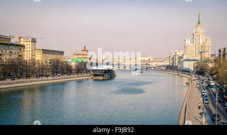 Mit Blick auf die Moskwa und einem Wohnhaus in Kotelnicheskaya Naberezhnaya (Damm) Stockfoto