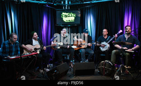 Bronze-Radio Gegenbesuch Radio 1045 auf 11. Dezember 2015 in Bala Cynwyd, PA, USA © Paul Froggatt/FamousPix/Alamy Stockfoto