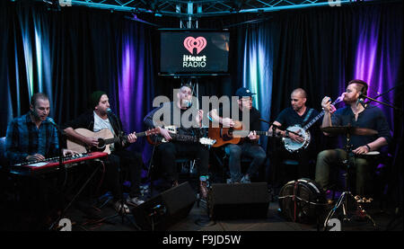 Bronze-Radio Gegenbesuch Radio 1045 auf 11. Dezember 2015 in Bala Cynwyd, PA, USA © Paul Froggatt/FamousPix/Alamy Stockfoto