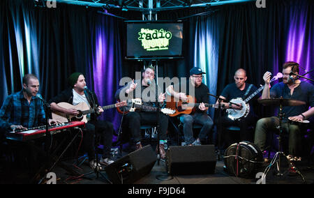 Bronze-Radio Gegenbesuch Radio 1045 auf 11. Dezember 2015 in Bala Cynwyd, PA, USA © Paul Froggatt/FamousPix/Alamy Stockfoto