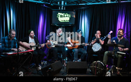 Bronze-Radio Gegenbesuch Radio 1045 auf 11. Dezember 2015 in Bala Cynwyd, PA, USA © Paul Froggatt/FamousPix/Alamy Stockfoto