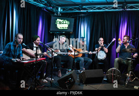 Bronze-Radio Gegenbesuch Radio 1045 auf 11. Dezember 2015 in Bala Cynwyd, PA, USA © Paul Froggatt/FamousPix/Alamy Stockfoto