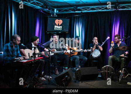 Bronze-Radio Gegenbesuch Radio 1045 auf 11. Dezember 2015 in Bala Cynwyd, PA, USA © Paul Froggatt/FamousPix/Alamy Stockfoto